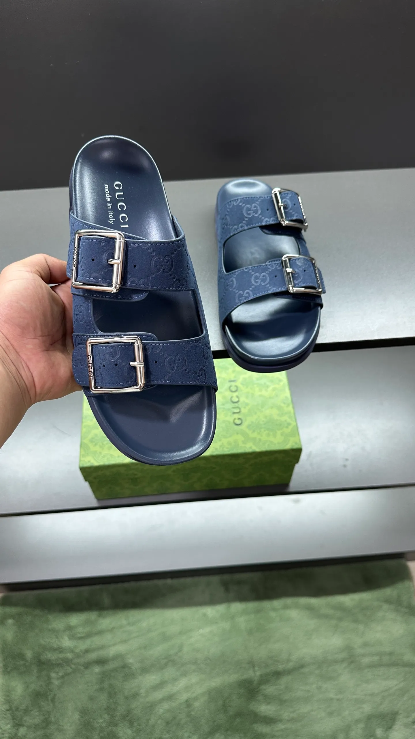[G Home New Style] P: 320💰Men's size 39~45, (46. Customized) This slipper is made of GG polyester fiber and is decorated with a Gucci label on the front, which adds a striking logo feel to the style. "Gucci Made in Italy" stamped label Rubber sole Flat Made in Italy